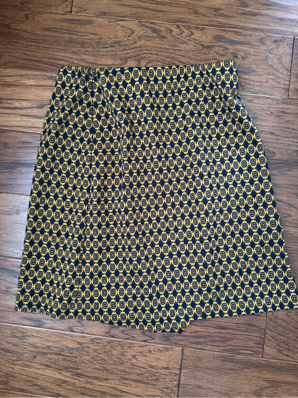 CAbi Geometric Knit Skort | Women’s Small | Mustard & Navy Patterned Skirt